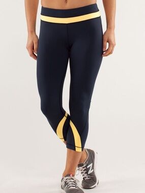 Lululemon (8) Run Inspire Crop II
Black / Baby Blue / Blue
